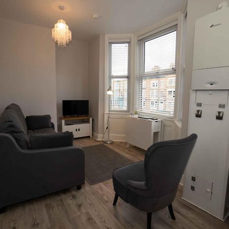 Pass The Keys Newly Renovated 2 Bedroom Apartment And Free Parking Скарборо Екстер'єр фото