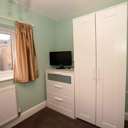 Pass The Keys Newly Renovated 2 Bedroom Apartment And Free Parking Скарборо Екстер'єр фото