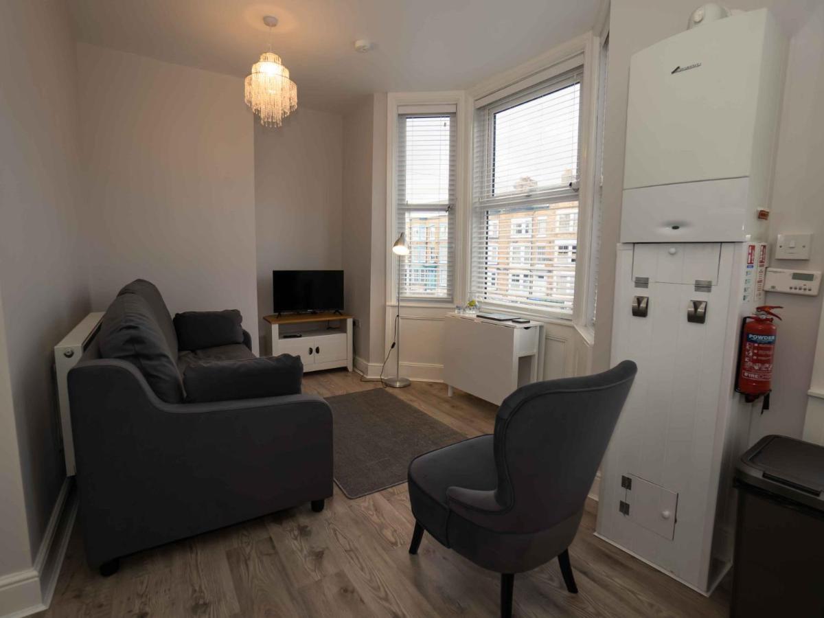 Pass The Keys Newly Renovated 2 Bedroom Apartment And Free Parking Скарборо Екстер'єр фото